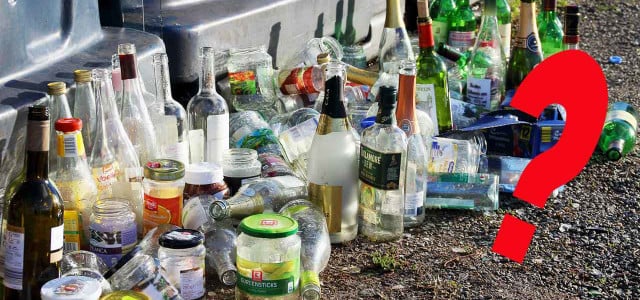 Altglas: Deckel im Altglascontainer