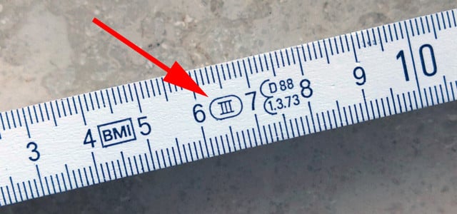 Römische Zahlen auf Zollstock und Maßband
